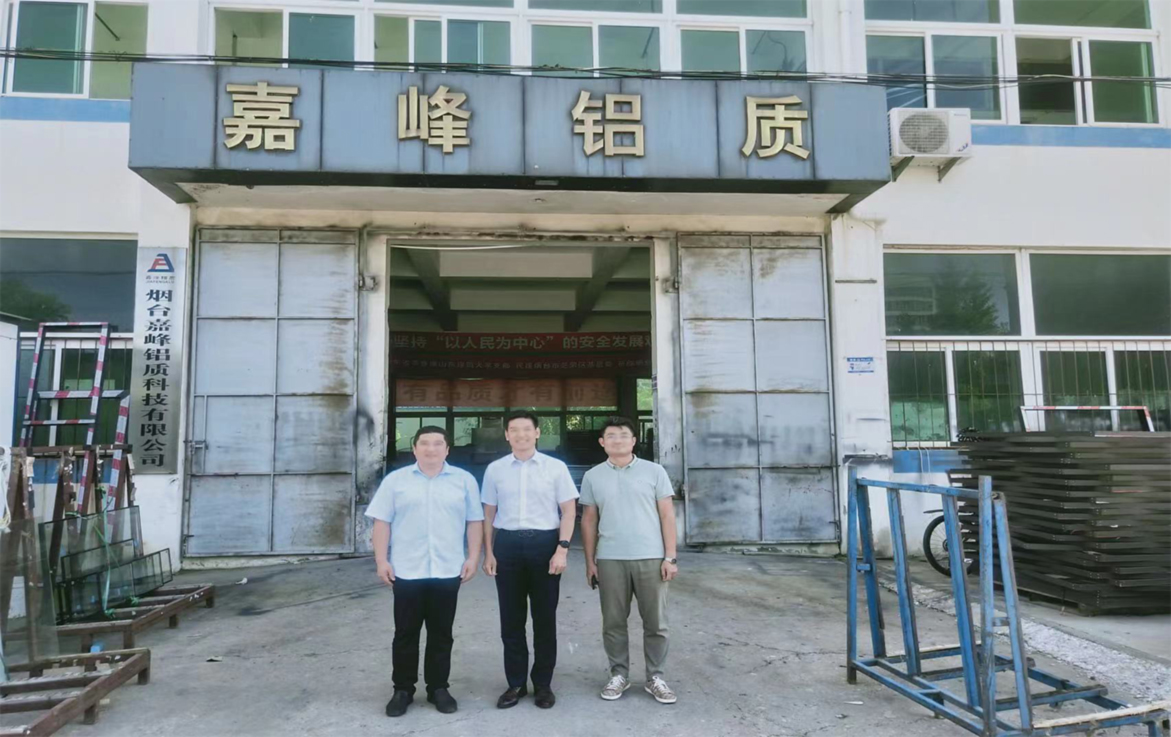 鋁門(mén)窗幕墻龍頭企業(yè)、煙臺(tái)民建科技總支部主委、飛龍集團(tuán)宋總蒞臨嘉峰鋁質(zhì)公司考察調(diào)研